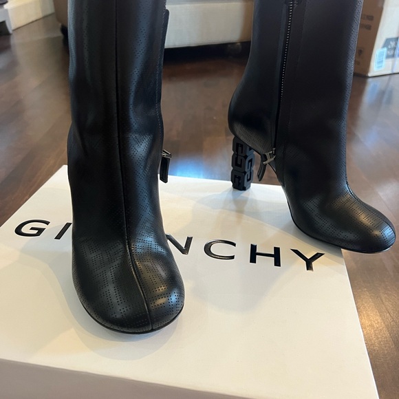 GIVENCHY G cube ankle booties. 100% Italian leather. Inside zipper. Never worn. - Picture 4 of 8